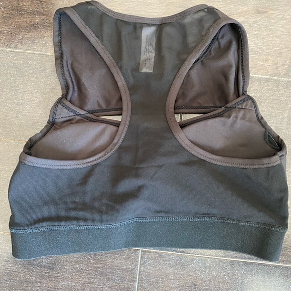 Black sports bra with cut out in front, color black, excellent condition - Picture 3 of 4